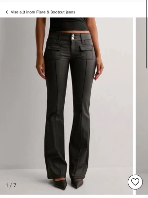 Lågmidjade skinnbyxor Nelly  - Säljs inte längre! Snygga lågmidjade skinnbyxor från Nelly k storlek 32, ganska stretchiga. Använd ett par gånger 😊💕 Priset går att diskuteras 