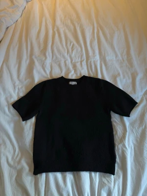 Svart stickad kortärmad topp - Svart stickad T-shirt i storlek xs ifrån H&M😇