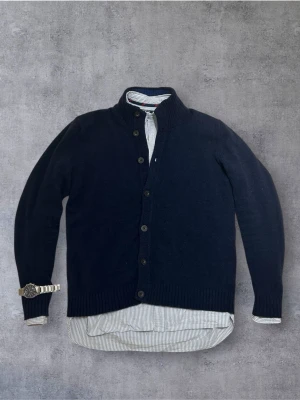 Mörkblå Cradigan Herr - Storlek: L-XL | Skick: 9/10 | Skickas samma dag som köp | Skriv vid minsta fundering🕺