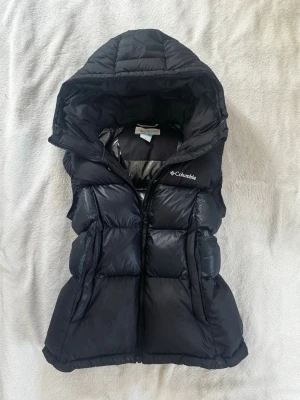 Columbia väst  - Columbia dam väst svart med värme isolering. Innerficka och yttre fickor. 