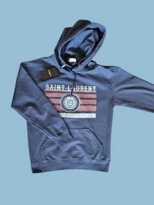 Mörkblå Saint Laurent hoodie - Fet Saint Laurent Hoodie | Skick nästintill ny | tags förekommer ej (gamla bilder) | Storlek S | Färg mörkblå | Pris diskuterbart 😊