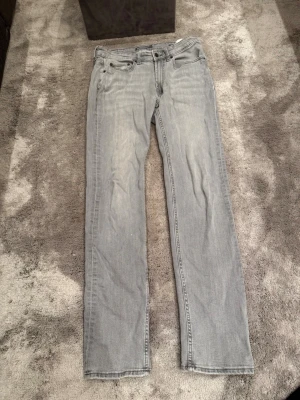 Ljusgrå jeans från Dressmann - Ljusgråa jeans från Dressmann i Regular Fit. Storleken är 31/34 och byxorna är i gott skick! 