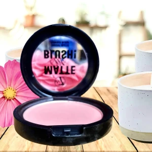 W7 Matte Me Powder Blush ”El Toro”! - W7 Matte Me Powder Blush ”El Toro”. 8 g. Oanvänd.