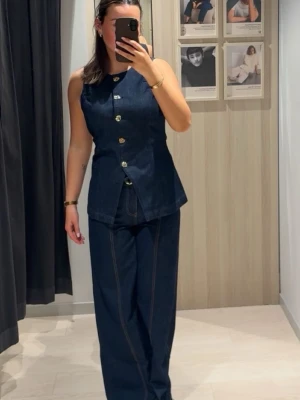 Mörkblå vida jeans  - Snygga mörkblå vida jeans, knappt använda. Skärpet i midjan är avtagbart. 