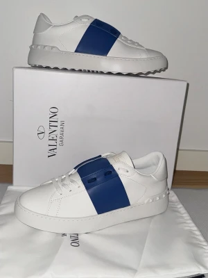 Valentino opens - Säljer ett par vita och blåa valentino opens i strl 41. Endast testade inomhus en gång så helt nya. Du får med allt som syns på sista bilden dvs skor, dustbag, box osv…                      Bara att skriva ett DM vid intresse!