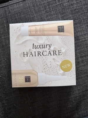 Rituals Luxury Haircare Set - Lyxigt hårvårdsset från Rituals med en hårmask och ett detox hår shampoo i eleganta beige och vita förpackningar. Perfekt för dig som vill ge håret extra vård och glans. Snygg presentförpackning med modern design.