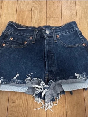 Levi's mörkblå denimshorts hög midja - Säljer ett par mörkblå denimshorts från Levi's. Perfekta för sommaren och ger en cool vintagekänsla. (Säljer även på vinted)