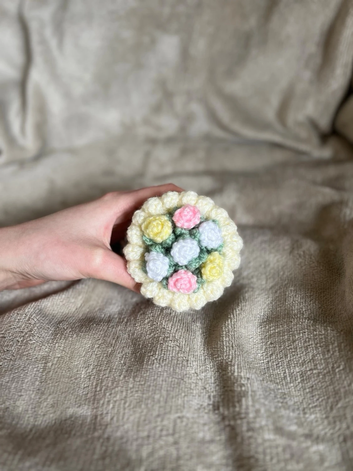 Virkad blombukett med rosett - 1