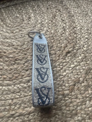 Victoria’s Secret nyckelring💙 - Säljer en snygg nyckelring från Victoria’s Secret. Helt ny!