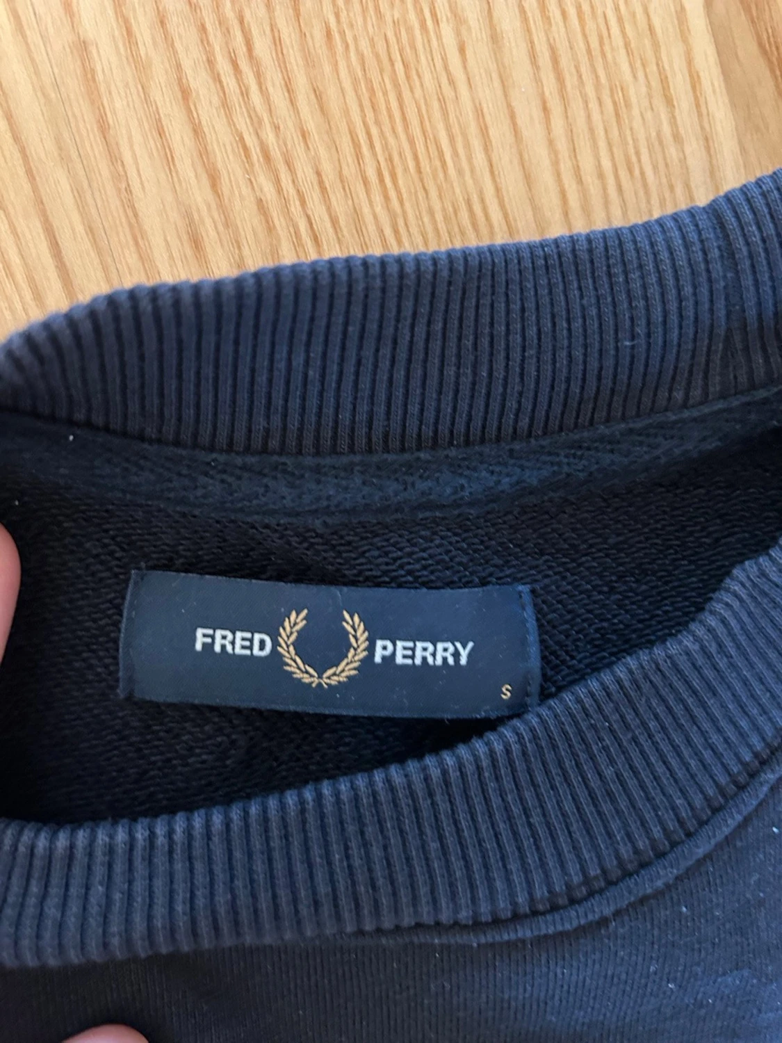 Svart sweatshirt från Fred Perry - 3