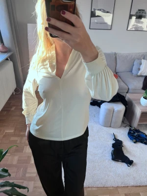 Krämvit blus med v-ringning - Officeblus, krämvit