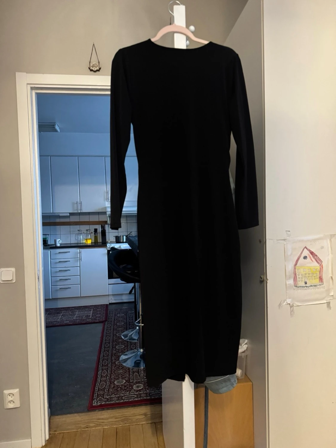 Svart omlottklänning med ringdetalj - 1