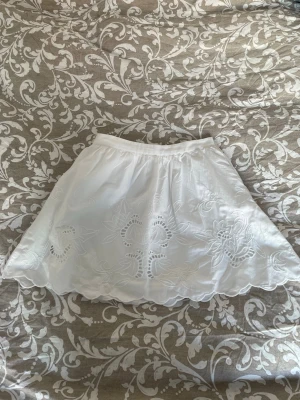 Vit sommarkjol från hm - 38 - Söt kjol från hm i storlek 38. Har en dragkedja på sidan. Passar perfekt på en sommarkväll! Aldrig använd så är i nytt skick! 🤍