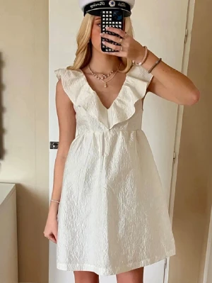 Populär studentklänning - Jättefin studentklänning från Bubbleroom! Säljs inte längre, jättefint skick!💕