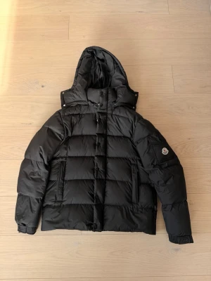 Moncler jacka  - Moncler puffer jacket. Den är använd väldigt lite då jag säljer den för den är lite för liten i armarna. Storlek 3 (passar storlek M o L)