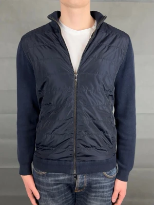 Massimo dutti cardigan - Massimo dutti Cardigan | Storlek: L,  passar M | Mycket bra skick | Modellen är 183 och väger ca 70 kg | Hör gärna av dig vid frågor och funderingar! 🤗