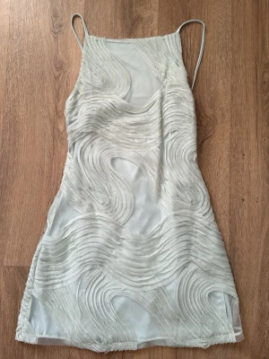 Grön klänning från Gina Tricot  - Fint skick , använd 1-2 ggr Stl S