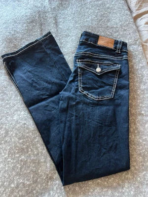 Mörkblå jeans från Perfect Jeans - Snygga mörkblå jeans från Gina tricot. Knappt använda! Storlek 38 (kortare längd/petite)!