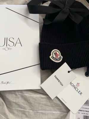 Äkta moncler mössa kvitto mm - Hej säljer en äkta moncler mössa köpt ifrån Farfetch, har kvitto, orderbekräftelse transaktionsköp mm.