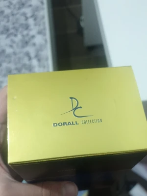 Dorall Collection King Lucent parfym - King Lucent från Dorall Collection är en eau de toilette för män i en elegant blå och guld kartong. Flaskan rymmer 100 ml och designen ger ett lyxigt intryck med gulddetaljer och stilren text. Perfekt för dig som vill ha en maskulin och modern doft.