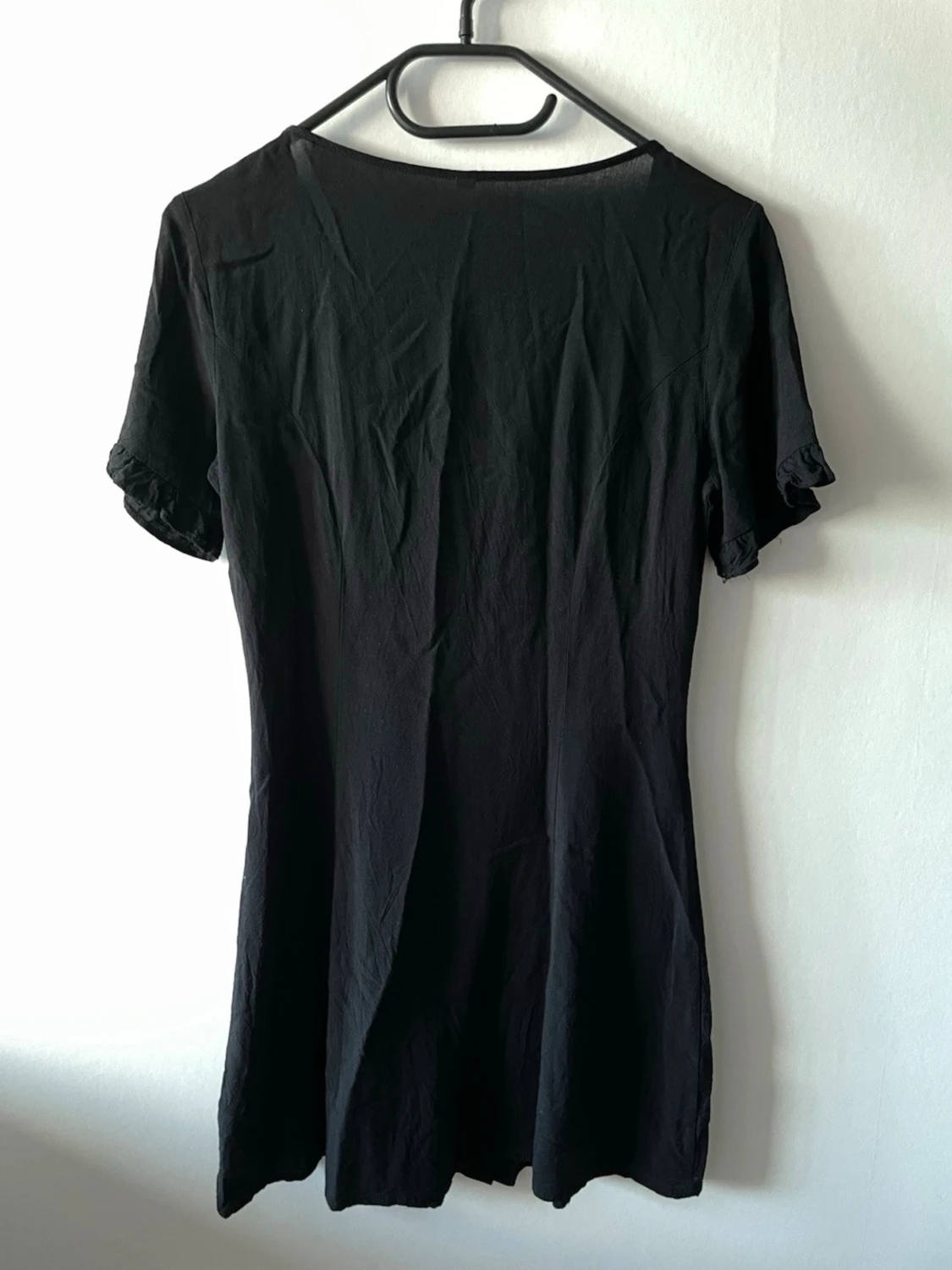 Svart kortklänning med knappar - 2