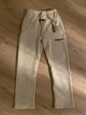 Essentials  - Oanvända med prislapp och kvitto. Orginal pris är 2399kr men jag köpte dom på rea för 1199kr.