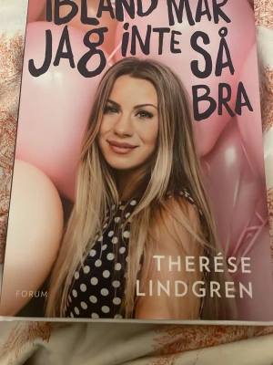 Ibland mår jag inte så bra - Säljer boken 'Ibland mår jag inte så bra' av Therése Lindgren. Omslaget är rosa med svarta och vita textdetaljer samt en bild på författaren. Boken är inbunden och handlar om psykisk ohälsa, personliga erfarenheter och självkänsla.