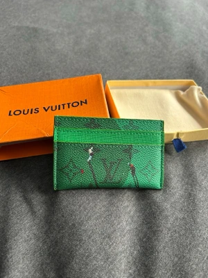 Louis vuitton korthållare - Säljer nu denna snygga Lv korthållare. Den är i mycket hög kvalitet och är nyskick. Skriv vid frågor!