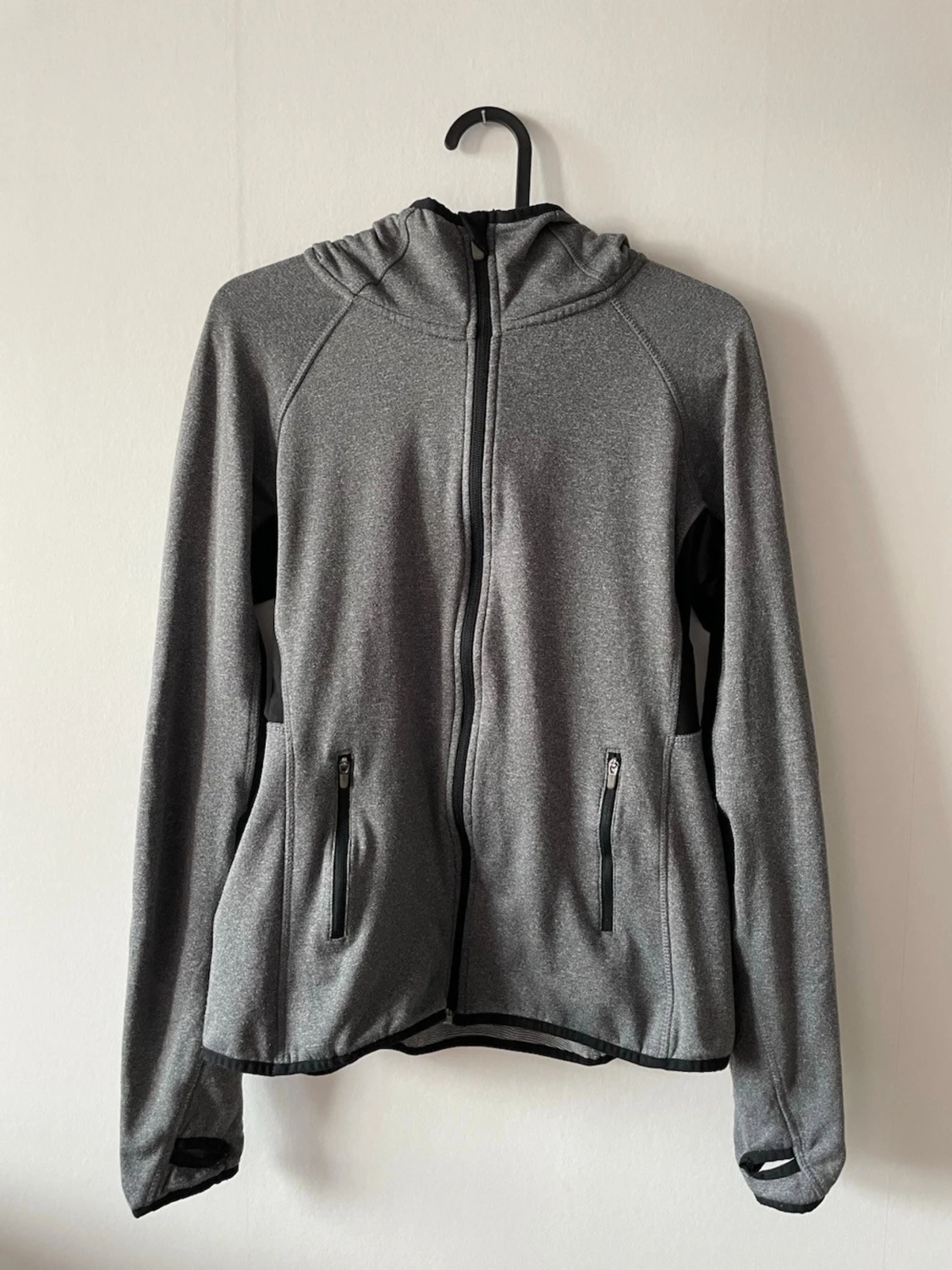 Grå sportjacka med huva