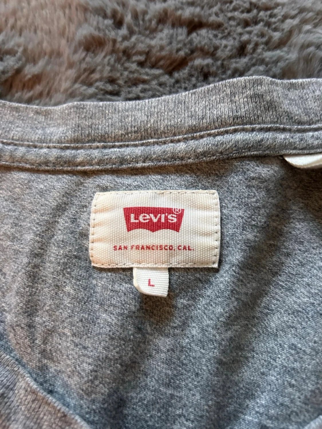 Grå t-shirt från Levi's med bröstficka - 1