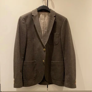 Kavaj från Morris  - Säljer en riktigt snygg gråbrun Morriskavaj i storlek 52. Kavajen är i nyskick och passar perfekt på mig som är 187.