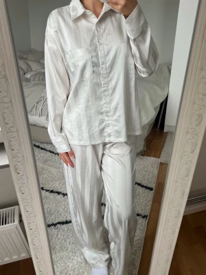 Lounge Set - Fin tvådelad pyjamas från Lounge i storlek XS. Oversized modell. Fint skick utöver att tröjan har fläckar på ena axeln från hårspray 🤍