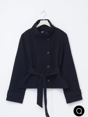 mörk blå  kappa med knytband - Stilren svart kappa med hög krage och knappar framtill. Kappan har ett matchande knytband i midjan och breda ärmslut för en modern look. Perfekt för dig som vill ha en enkel men trendig jacka till hösten.