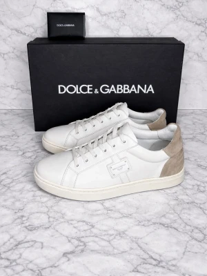 Dolce & Gabbana dam sneakers  - Storlek: 38,5                                                                                                                                   Mycket bra skick                                                                    Allt og ingår                                                                                         Priset går att diskutera!                                                                     Kontakta om ni har några frågor 