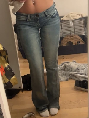 Weekday jeans  - Ljus blåa lågmidjade jeans som aldrig använts som sitter jätte fint, precis som nya. Passar mig som har xs-S