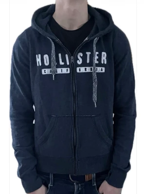 Hollister ziphoodie - Bra skick M, liten i storlek. Jag på bild är 180cm lång. Fler snygga hollister plagg i min profil!