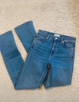 Blåa jeans med slits från Zara - Supersnygga Blåa jeans med slits från zara Storlek 36🌸Sitter super snyggr på och är super sköna🎀