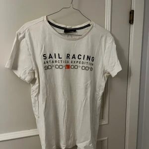 Sail Racing T-shirt  - Säljer en vit Sail Racing T-shirt i storlek S. Använd men i ett bra skick