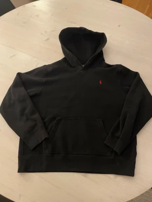 Polo Ralph Lauren hoodie - Bra skick. Sitter som en XS men är xl i barnstorlek. Priset går att förhandla. Är lite lång för mig som är 162. Den är äkta och det är bara att höra av sig vid funderingar! 