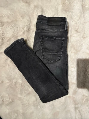 Jack&Jones jeans (Slim Glenn) mörkgrå - Säljer ett par mörkgråa Slim Glenn jeans från Jack & Jones med klassisk femficksdesign och skön tvätt. Storlek: 27/30. Skick: 8,5/10, Inga skavanker endast använda. Endast 329 kr, priset är ej hugget i sten.