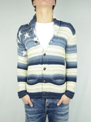 Ralph Lauren USA vintage rare cardigan  - RALPH LAUREN BLUE & WHITE USA (VÄLDIGT RARE) Storlek : S Passform : Normal Användning : Tröjan är i ett väldigt fint skick utan defekter Nypris : Cirka 3500SEK Modellen på bilen är 182CM och väger 78KG