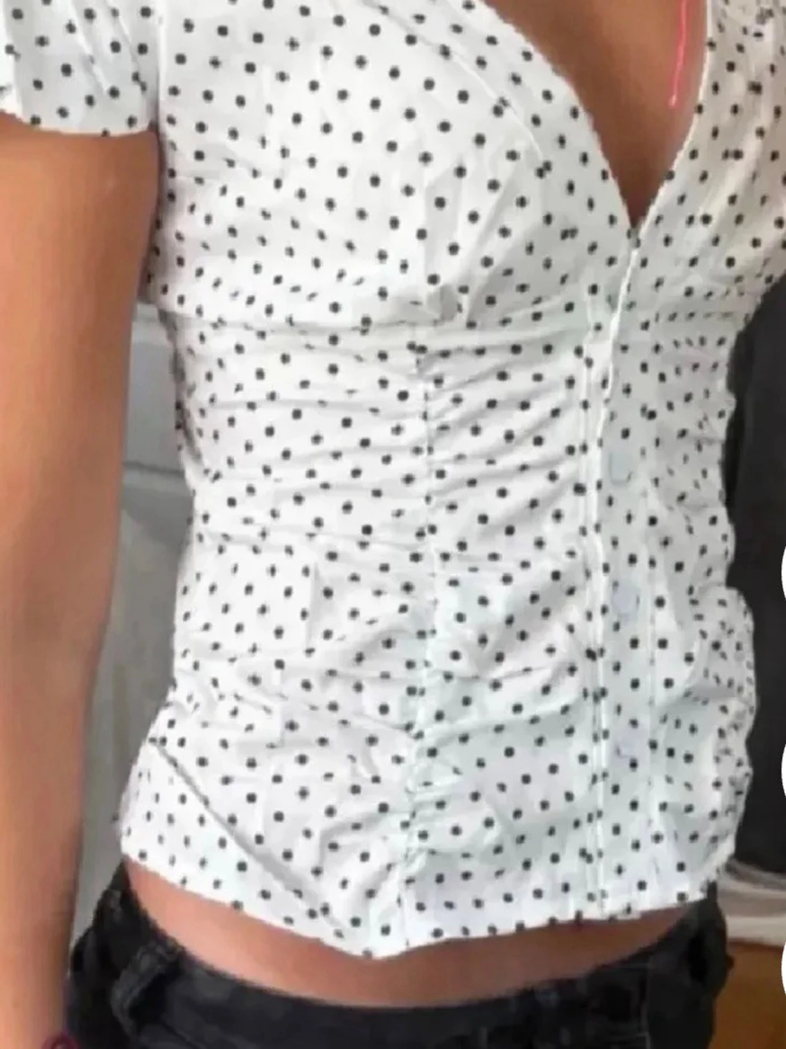Vit prickig blus med v-ringning