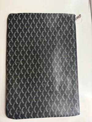 Svart datorfodral med mönster - En väldig fin och enkel svart datorfodral med mönster, köpte den när jag va på semester, Den kommer ej till användning därför jag säljer den, den passar alla laptopar plus tillbehör om de behövs!