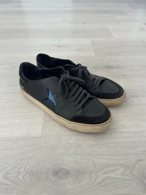 Arigato skor - Ett par riktigt snygga Axel Arigatos som kanske behöver en tvätt men är annars väldigt snygga. Skorna passar till det mesta. Skriv vid frågor och kolla gärna in min profil för fler feta plagg. 