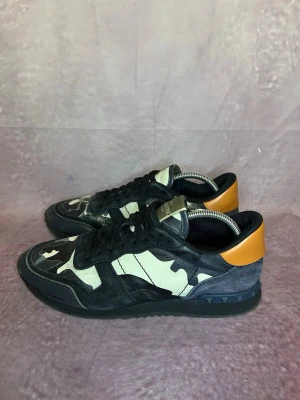 Valentino rockrunners - Mycket fint skick | Size 43 | fraktar inom 24 timmar | för att köpa klicka ”köp nu” | vid frågor eller funderingar skriv en meddelande | följare får bättre rabatter🙌