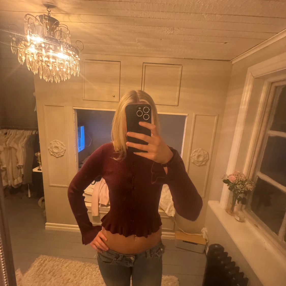 Vinröd cropped kofta med volangkant i storlek xs