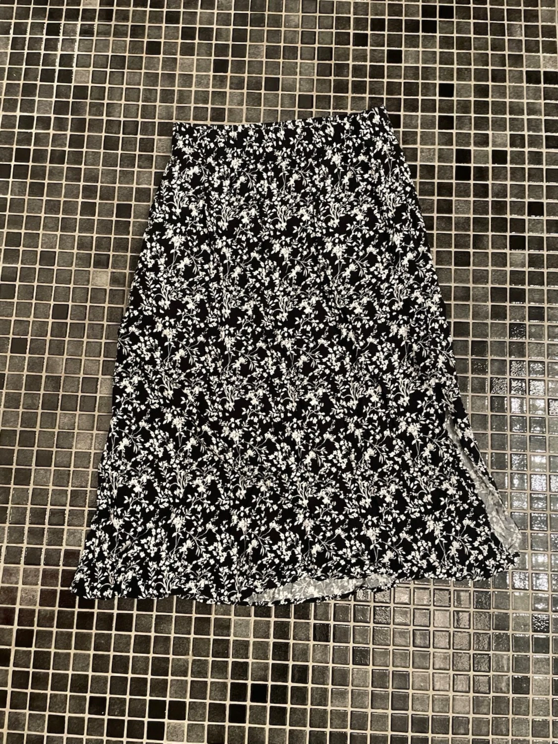 Svart blommig långkjol