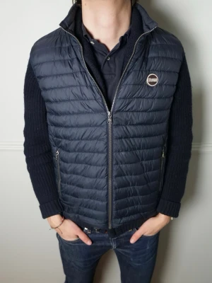 COLMAR VÄST - Fet Colmar väst | Skick: 8.5/10 | Strk: 50  | Modellen är 182 cm | Hör av dig om du undrar någonting!