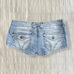 Hollister stil liknande lågmidjade jeansshorts  - jättesnygga med unika detaljer och lagom korta se alla mått på bilderna 🩷från 2000s 