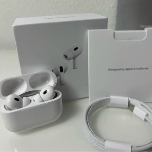 Apple AirPods Pro 2 vita hörlurar - Säljer ett par Apple AirPods Pro 2 i vitt med trådlöst laddningsetui och USB-C kabel. Hörlurarna har en stilren och kompakt design, silikonproppar och levereras i originalförpackning. Perfekta för musik, samtal och brusreducering helt ny.